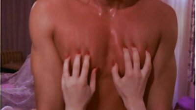 Djevojka plave kose silazi niz stepenice gola i pokazuje se