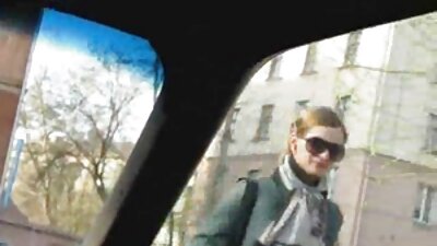 Kurva brineta obožava analno jahanje na uspravnom štapiću