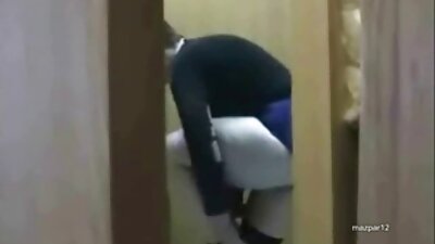 Bucmasta blijedoputa gospođica jaše tvrdi kurac bez kočnica