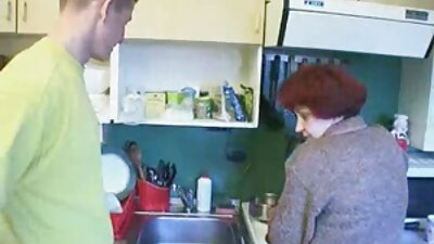 Crnka sa seksi guzicom jako se udara po mokroj maci