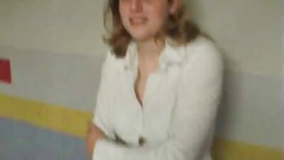 Plavuša s obješenim sisama i preplanulim linijama duboko je prodrla u krevet