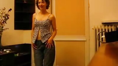 Dvije slatke žene sa seksi čizmama jebane su u trojki