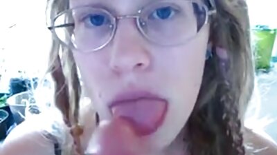 Crvenokosa sa seksi kovrčama zabijena je u krevet u mačkicu