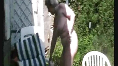 Zgodna žena je na krevetu i dobiva dildo u mačkicu