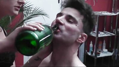 Seksi djevojka s finim okruglim dupetom jebena je u njezinu mokru pičku