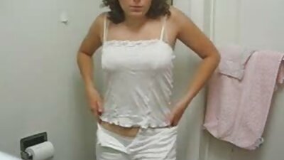 Crnka sa seksi guzicom drži bokove na stolu