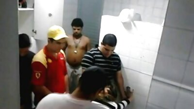 Mršava djevojka s kamerom uzima grubo lupanje od dostavljača