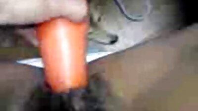 Mladi momak aktivno buši zadivljujuću porno zvijezdu na bijelom kauču