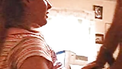 Plavušu zgodne zaobljene guzice frajer prodire na krevetu