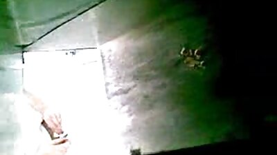 Plavuša seksi plavih očiju danas radi vruće puše