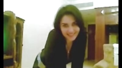 Seksi učenica prodire u svoju macu u učionici