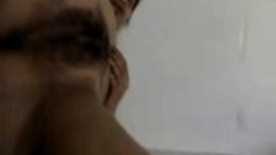Plavuša u mraku na romantičnoj večeri sa svojim ljubavnikom